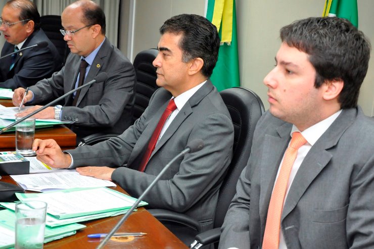 Deputados analisaram matérias de diversas áreas na reunião da CCJR desta quarta-feira