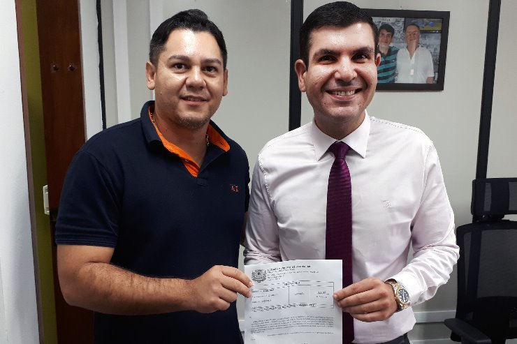 Vereador Renato Miranda e o deputado Jamilson Name com o documento encaminhando o pedido da população para o Governo do Estado