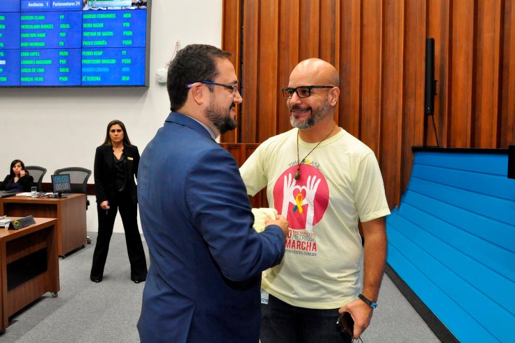 Representante da EndoMarcha, Alex Figueiredo, esteve no plenário a convite do deputado Marcio Fernandes