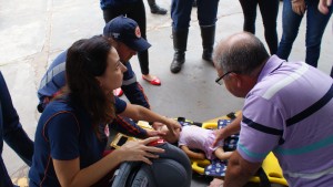O curso simula situações onde o profissional deve realizar a imobilização de crianças e adultos.