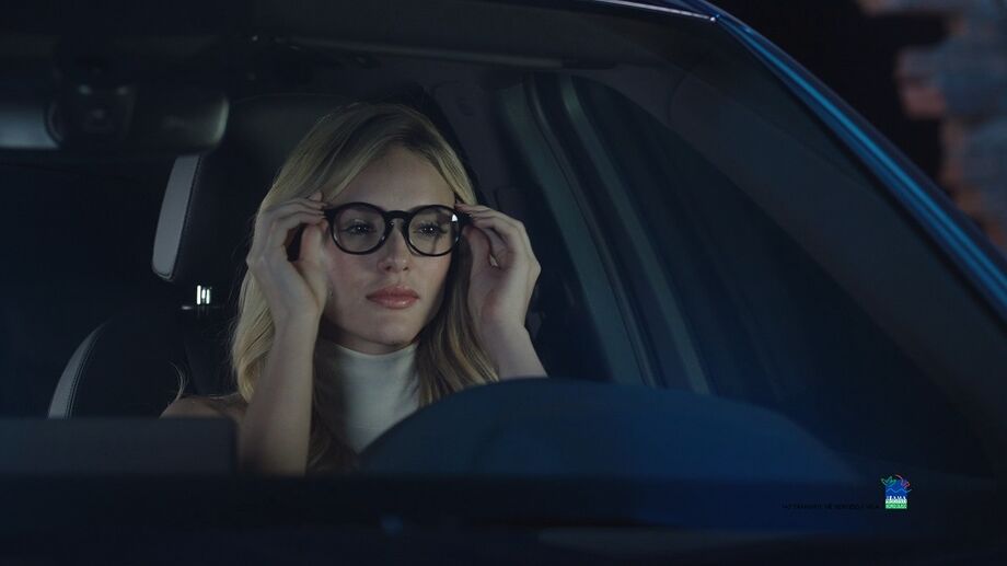 Em um dos filmes, a imagem do Audi Q5 aparece reduzida no equipamento de projeção do exame de visão. Isabelle consegue enxergar um Audi. A imagem vai aumentando durante os testes, até que o carro se materializa, derruba a parede e invade o consultório