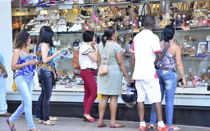 Roupas, calçados e acessórios devem ser os líderes de venda neste ano; consumidor vai desembolsar quase R$ 200 com presentes