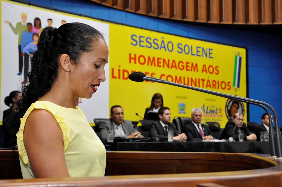 A presidente da Associação Comunitária Manoel de Barros, Catiuce Souza, falou em nome dos agraciados pela Comenda.
