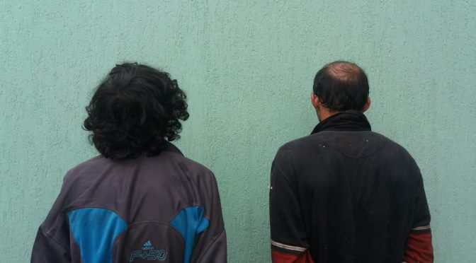 No local, a equipe realizou uma incursão pelo interior do estabelecimento e localizou dois homens, 31 e 34 anos, danificando a estrutura do prédio para retirar fios de cobre