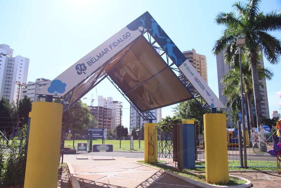A Economia Criativa abrange os ciclos de criação, produção e distribuição de bens e serviços que usam criatividade, cultura e capital intelectual como insumos primários