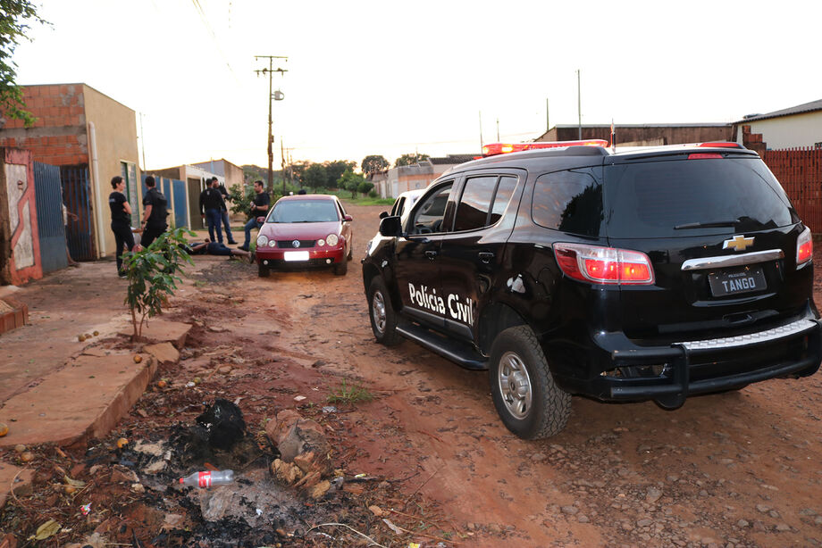 Um dos endereços foi no Bairro Nogueira, onde um homem foi preso em posse de um aparelho de celular roubado ontem (5), no Bairro Moreninhas