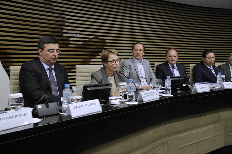 Tereza Cristina ao lado do presidente da Fiesp, Paulo Skaf, durante reunião do conselho do agronegócio