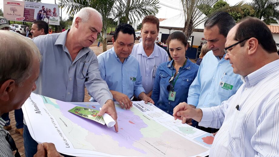 Vereadores, produtores, servidores da Prefeitura, e membros das equipes da Semagro e da Agraer participaram do ato que marca, segundo os feirantes, um novo tempo para a agricultura familiar daquele município.