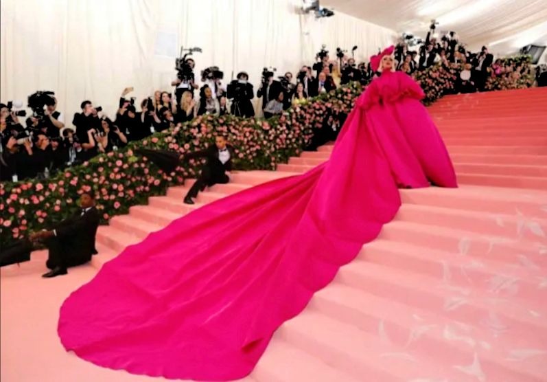 Lady Gaga com o primeiro vestido assinado por Brandon Maxwell que ela usou no tapete vermelho do MET