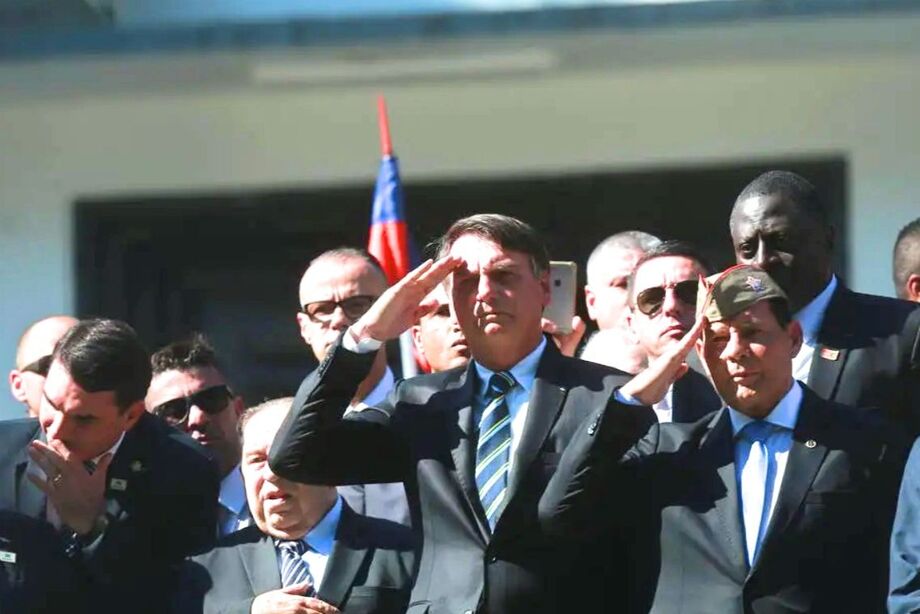 Com o vice Hamilton Mourão, o presidente Jair Bolsonaro participa de evento no Colégio Militar do Rio, na zona norte da cidade