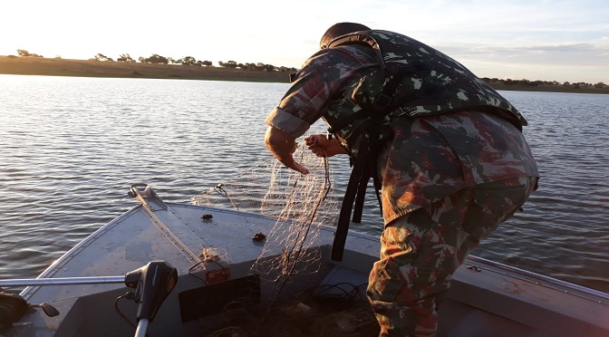 A PMA soltou em torno de 13 kg de peixes que ainda estavam vivos nas redes.