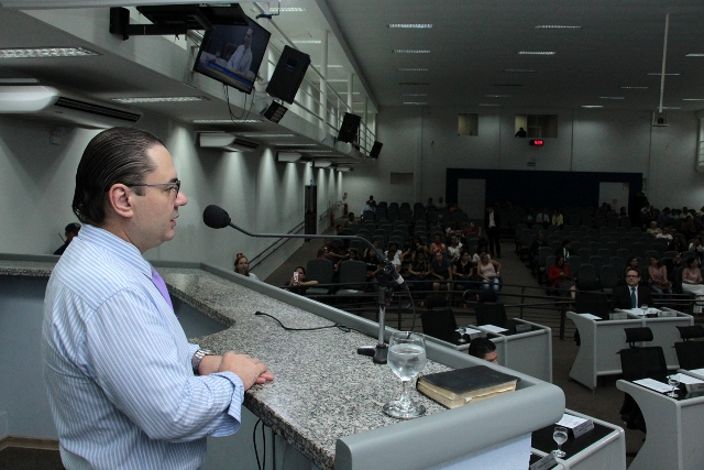 Médico reumatologista Alex Carvalho Faria