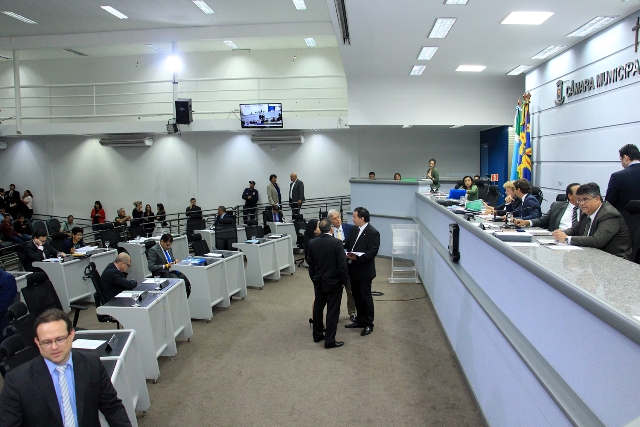 Sessão começa 9 horas