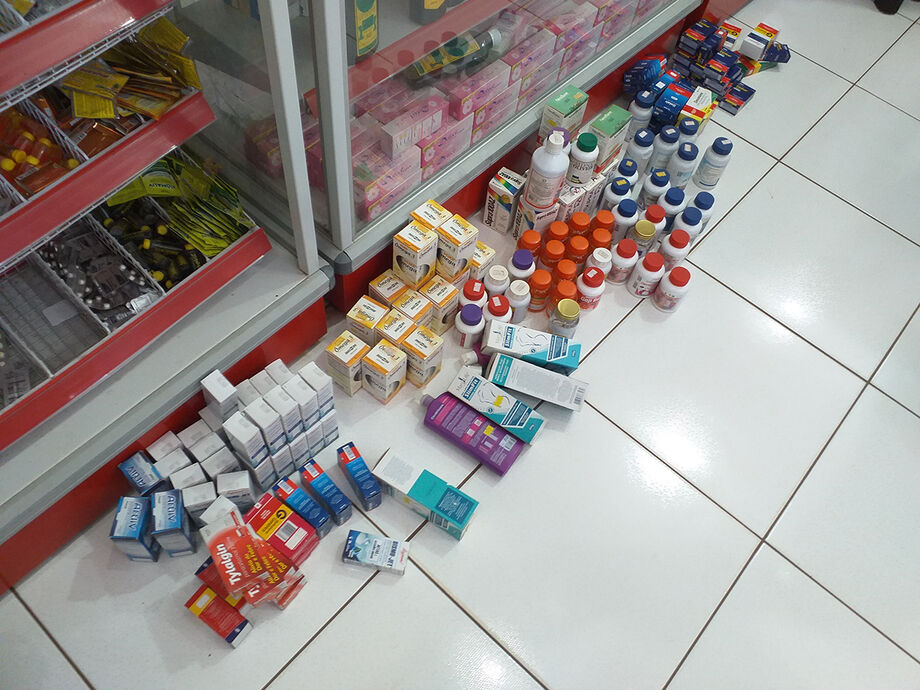 Posteriormente, os policiais se dirigiram a outra farmácia de sua propriedade, denominada Drogaria Brasil Popular, localizada na Avenida dos Cafezais, onde também foram encontrados produtos na mesma situação