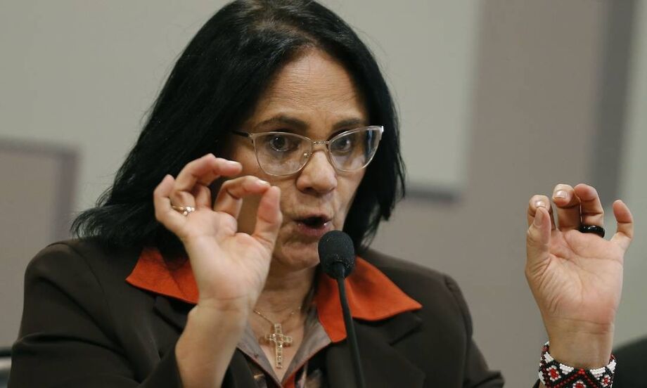 A Funai vai ficar com a mamãe Damares, e não com o papai Moro, afirmou, na ocasião. Desta vez, ela declarou que, em um ministério ou outro, a política do governo para o setor vai continuar