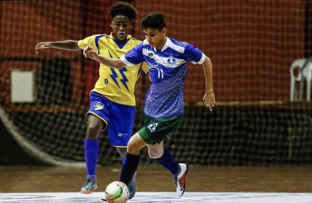 Nesta primeira fase, estarão na disputa as equipes de futsal, voleibol, handebol e basquetebol, reunindo cerca de 2 mil pessoas, de organização a atletas e técnicos para a grande festa do esporte escolar do Estado