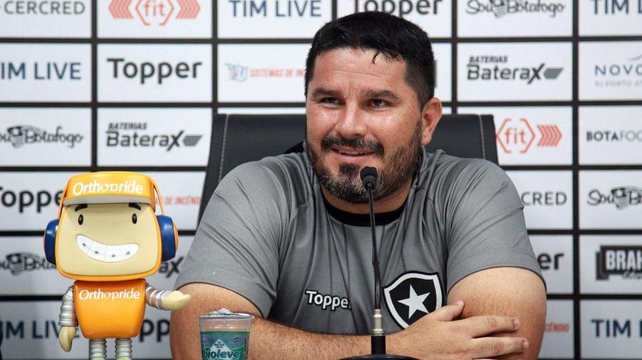O técnico do Botafogo prevê um duelo equilibrado contra o time comandado por Fernando Diniz