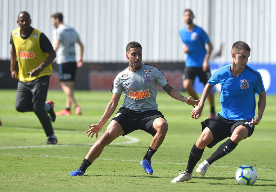 A baixa fica por conta do centroavante Gustavo, o Gustagol, que se recupera de edema muscular na coxa direita