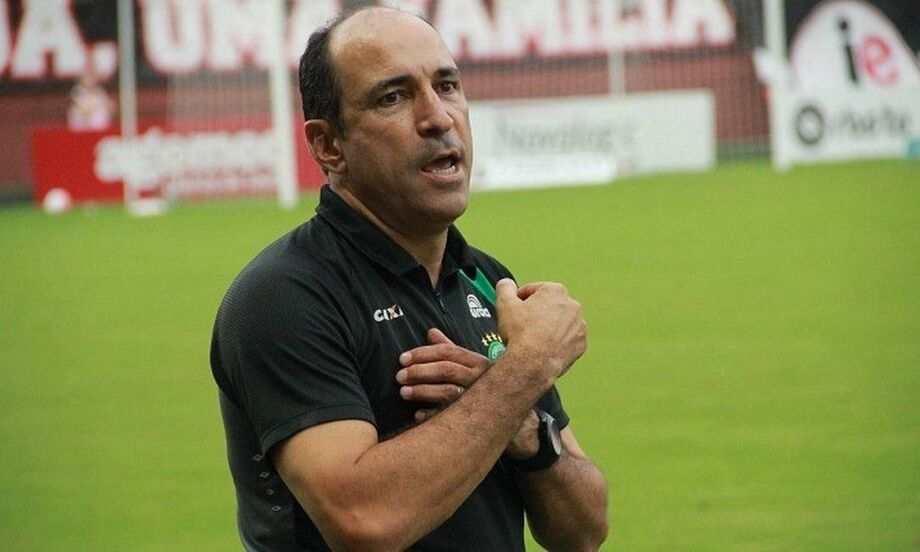 Outra mudança será na lateral direita. Bastante criticado pela torcida nos dois jogos que fez até agora, Bruno Lima vai para o banco de reservas e Lenon volta a retomar a titularidade depois de um longo período