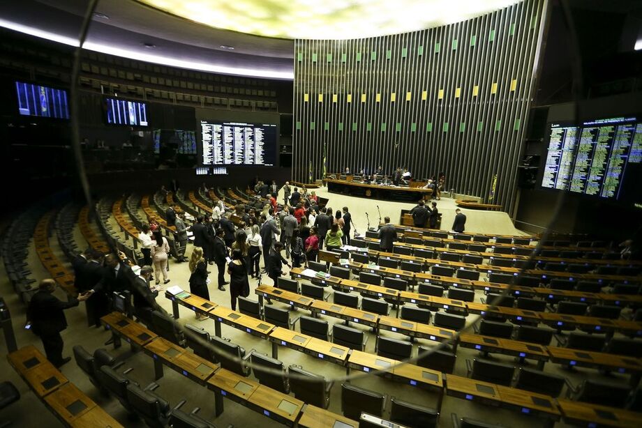 Neste tema, são recorrentes os casos em que os parlamentares legislam em causa própria. Desde a criação da Lei dos Partidos, em 1995, pelo menos outras 19 alterações trouxeram benefícios às siglas, segundo levantamento do Movimento Transparência Partidári