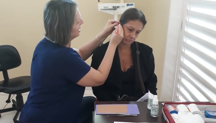 O Grupo de Saúde Mental da unidade reúne cerca 30 pessoas e além da auriculoterapia são oferecidas palestras educativas, rodas de conversas e troca de receitas médicas desses pacientes