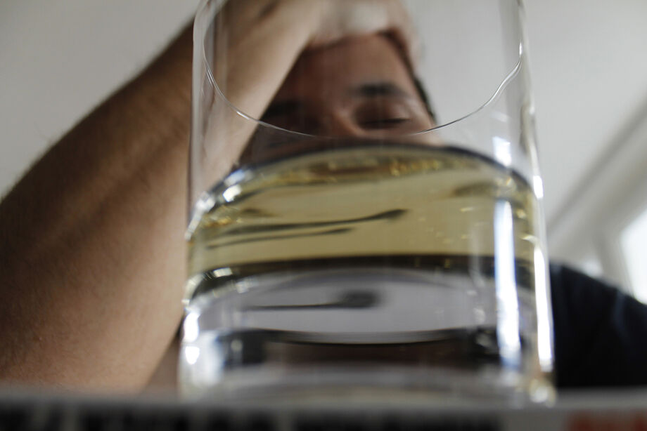 Dr. Alfredo explica que algumas doenças são totalmente atribuíveis a bebida, como por exemplo, a síndrome de dependência, enquanto que outras têm uma grande parcela atribuível ao álcool, como é o caso da cirrose (em 48% de todos os casos de cirrose estima