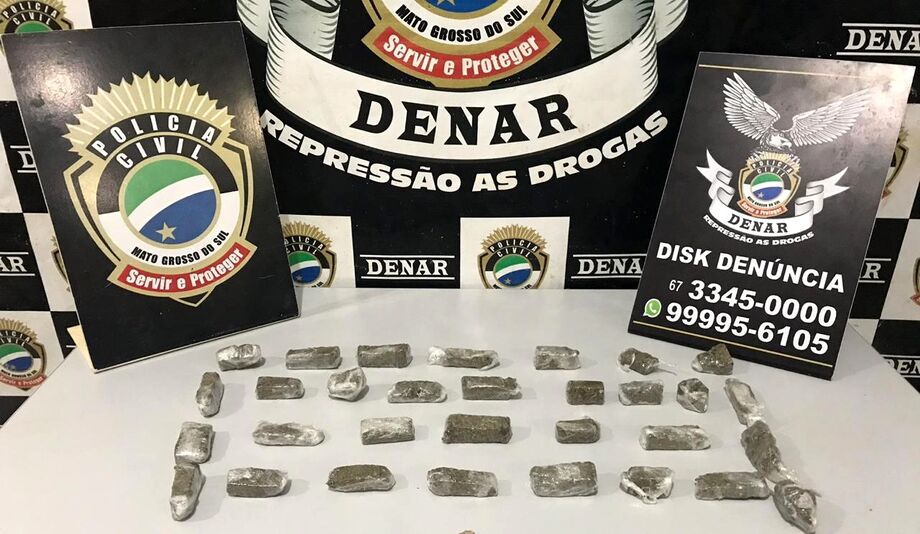 Após vistoria no local, foram apreendidos 31 papelotes de maconha, que pesaram 180g e uma pedra de cocaína, que pesando 36,10g