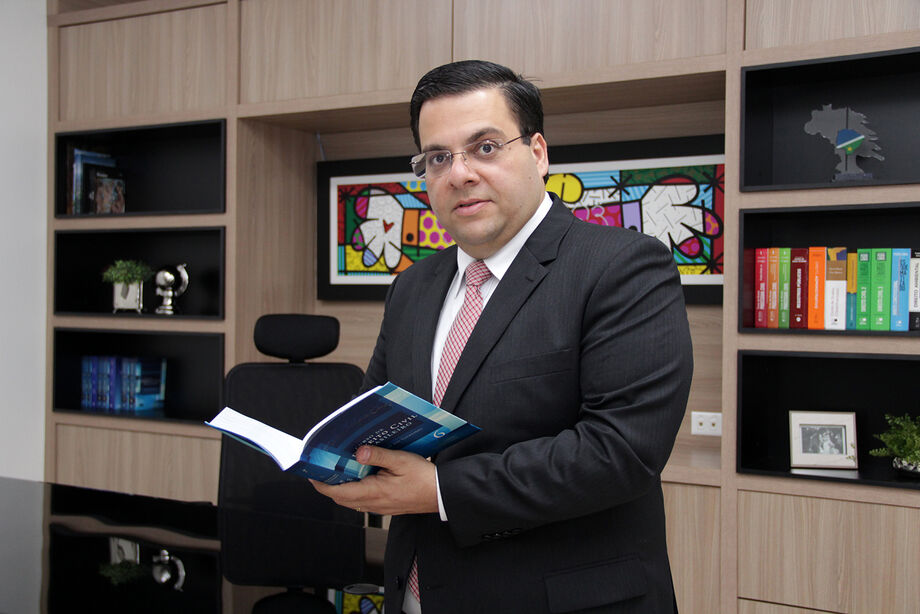 Ely Ayache acrescenta que, no Tabelionato de Notas, os problemas do cidadão são solucionados de forma mais simples, rápida e barata do que quando levados ao Poder Judiciário que, em razão do acúmulo de processos e dos gastos adicionais com o pagamento de