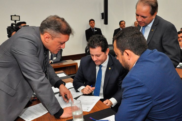 São seis projetos em primeira discussão e um em segunda discussão