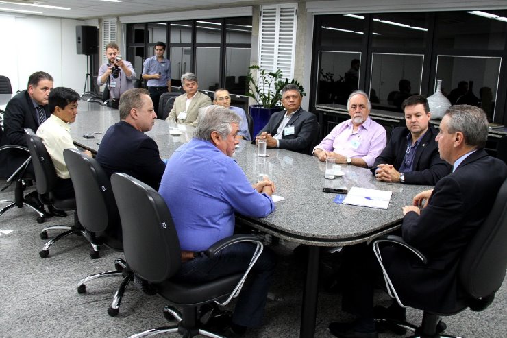 Reunião de representantes da UniSaúde com o presidente Paulo Corrêa