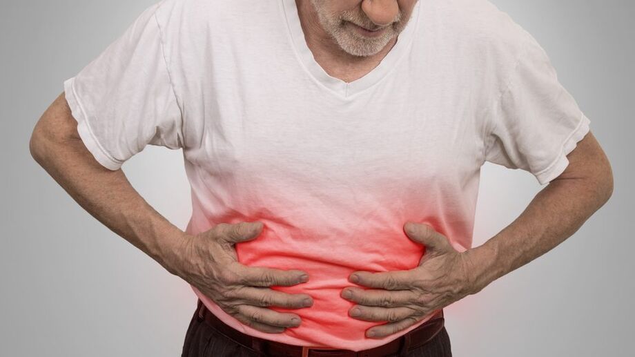 Os sintomas mais comuns são diarreia, dor abdominal, náuseas e vômitos, febre moderada, sensação de distensão abdominal piorada com as refeições