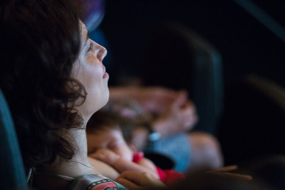 A sessão CineMaterna é programada para oferecer conforto e facilidades, com trocadores equipados com fraldas, pomadas e lenços umedecidos – que podem ser usados gratuitamente