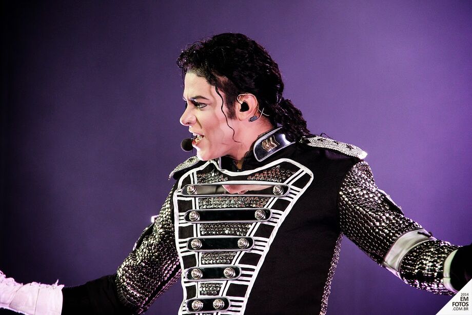 No tributo de quase duas horas e meia de duração, grandes clássicos como Billie Jean, Thriller, Beat it, Smooth Criminal, Black or White entre outros, são interpretados ao vivo na voz de Teaser