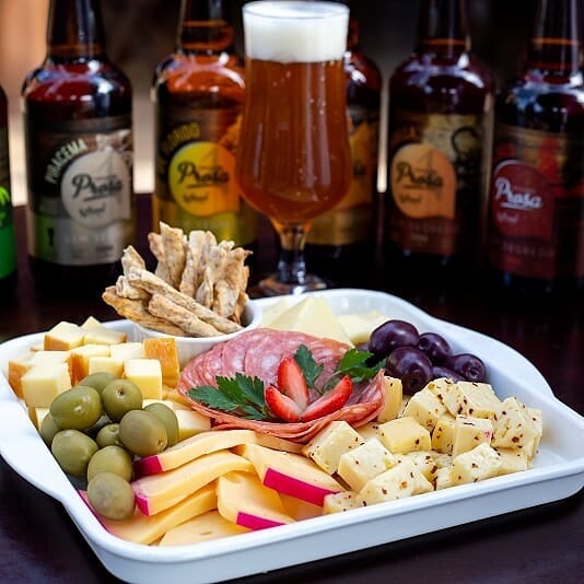 Segundo o diretor e sócio-proprietário da cervejaria Prosa, Hipólito Lima, a cerveja artesanal é integral e mais rica em sabor e nutrientes, diferente da industrial. Não é só uma bebida alcoólica, mas também um alimento