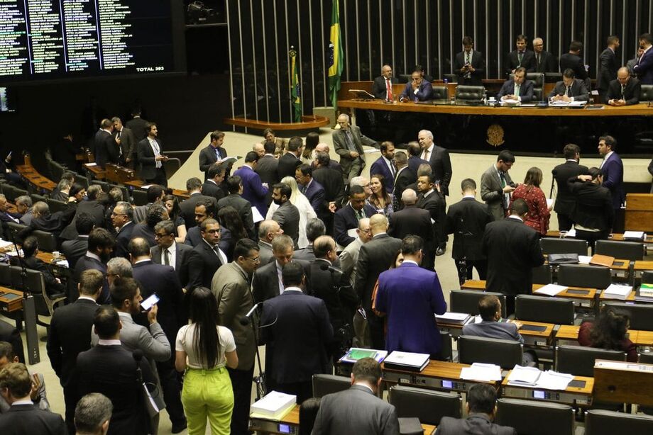 Os parlamentares querem introduzir no Código de Processo Penal a figura do juiz de garantias, que conduziria a fase inicial de instrução, cabendo a ele determinar prisões, quebras de sigilo ou libertações em inquéritos e flagrantes