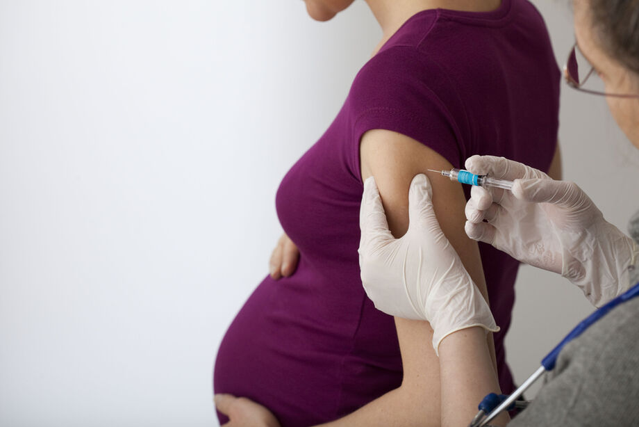 A partir do segundo trimestre de gravidez são aceitas as vacinas contra a gripe, por diminuírem as chances de pneumonia nas mães
