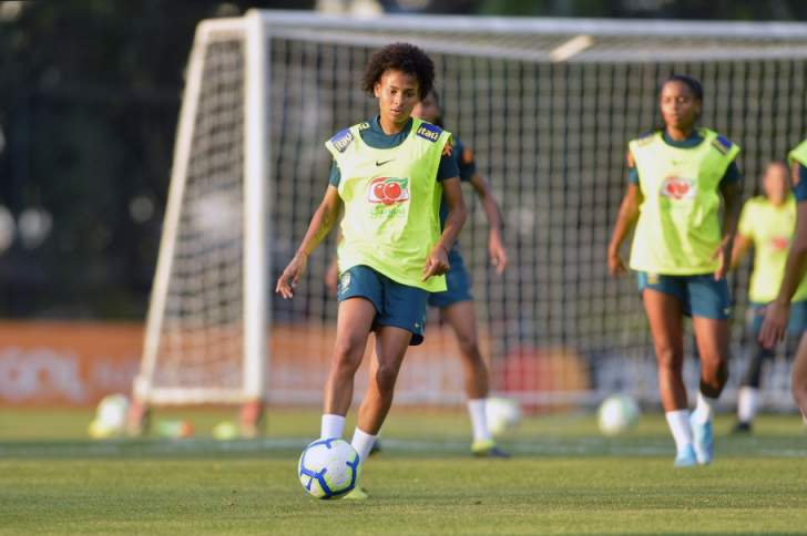 Uma menina tímida e de cabelos encaracolados, que achava que nunca sairia de Ferraz de Vasconcelos, transformou-se na nova cara da seleção brasileira feminina de futebol