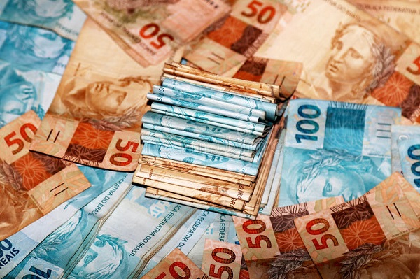 Os réus ocultaram e dissimularam a origem, a disposição, a movimentação e a propriedade de R$ 4.385.189,00 provenientes de crimes anteriore