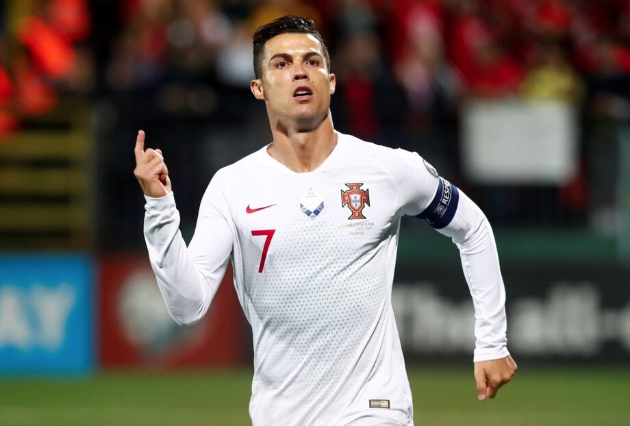 Às vésperas de mais uma premiação de melhor do mundo, o atacante Cristiano Ronaldo, apesar de não ser o favorito neste ano, sonha em ganhar mais uma para sua coleção, que já tem cinco troféus