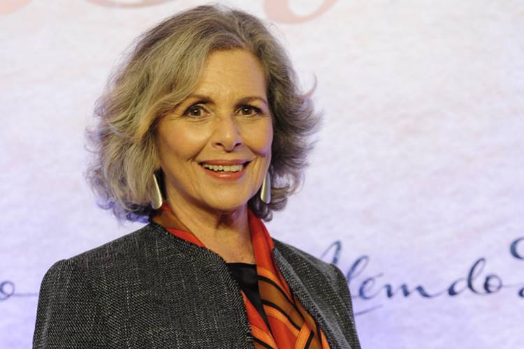 A solidão em cena, Irene compensa ao se dirigir diretamente ao público