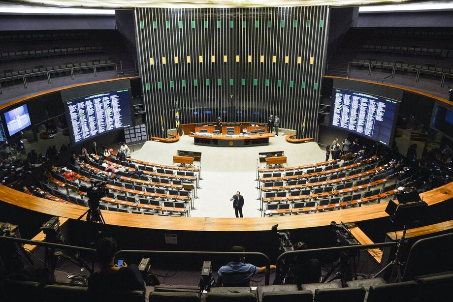 Pressionados por grupos da sociedade, os senadores aprovaram apenas o trecho que permite aumentar o valor destinado ao fundo eleitoral