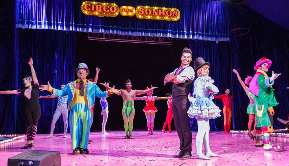 O espetáculo traz à cena ilusionismo, música, teatro, dança e circo
