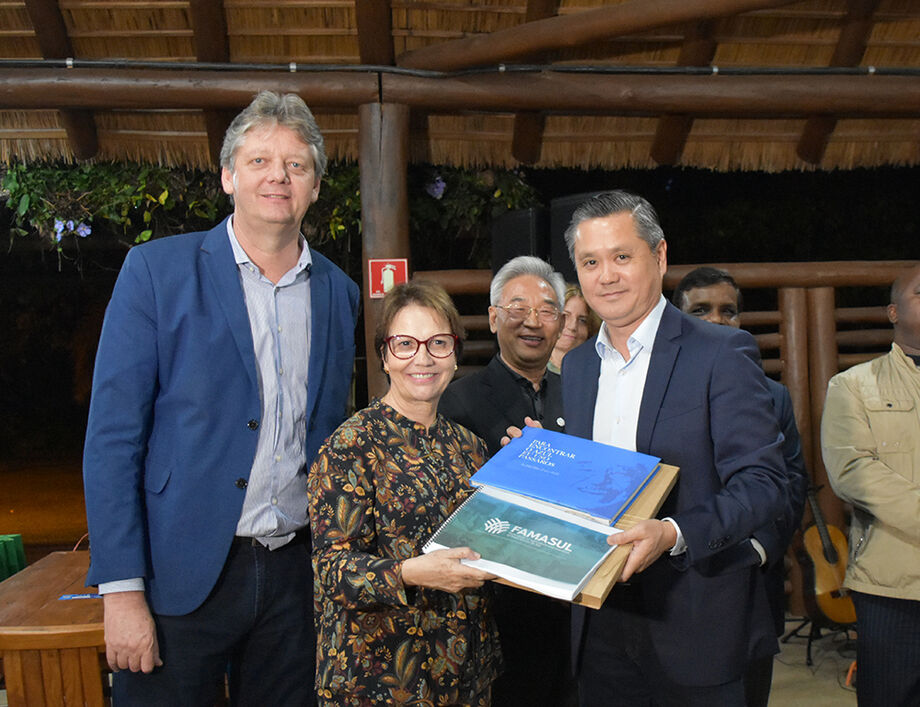 Representando o setor produtivo de Mato Grosso do Sul, o presidente da Famasul, Maurício Saito, presentou os ministros de Agricultura do Brics com um livro de poesias do poeta Manoel de Barros e uma tela da artista plástica Ana Ruas