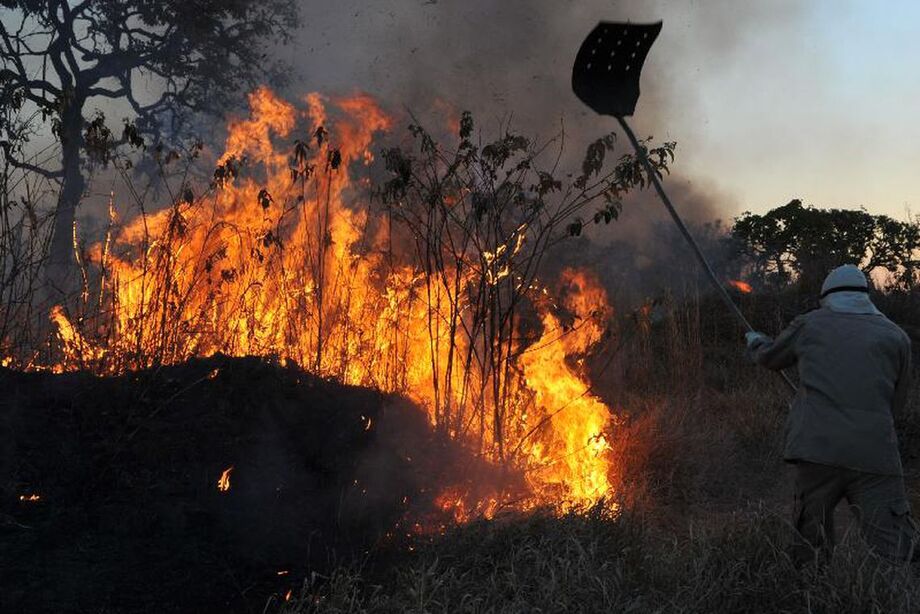Na medida em que os focos de calor são extintos, a tropa se desloca para outra área, agora com apoio aéreo, cuja logística proporciona agilidade nas ações por terra