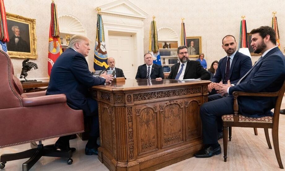 O conteúdo da denúncia anônima registrada contra Donald Trump foi divulgado nesta quinta-feira, 26, - um dia após ser entregue aos congressistas