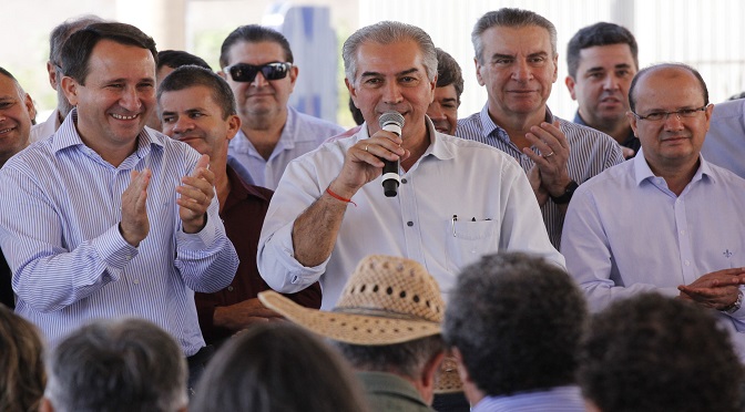 Em Paraíso das Águas o Governo do Estado também fez a entrega de kit escolares para atender os 333 alunos da Escola Estadual vereador Kendi Nakai
