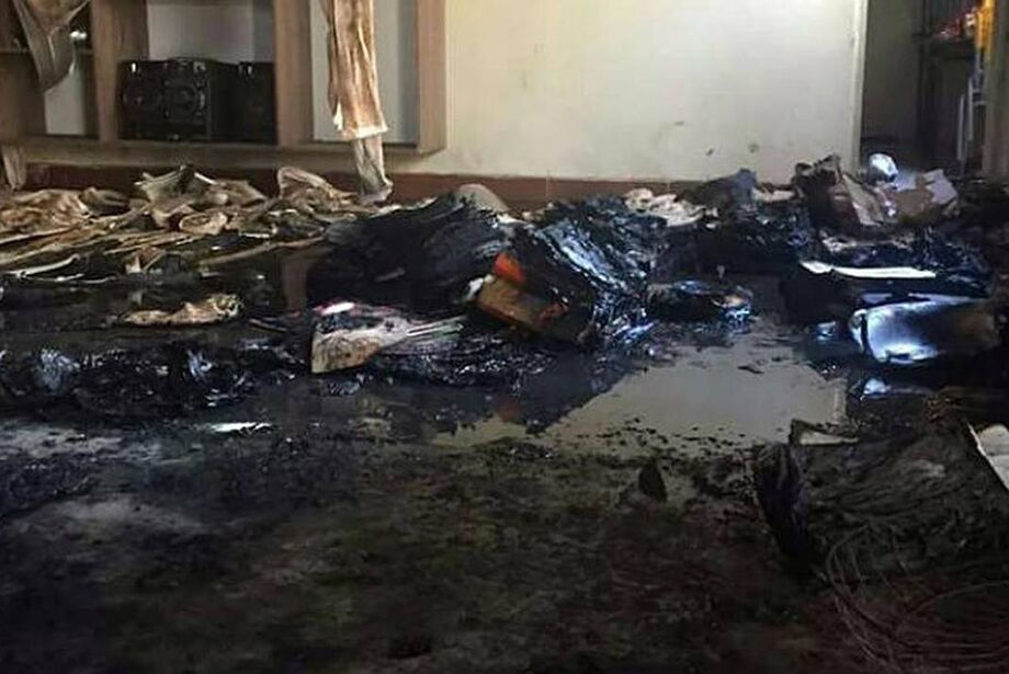 O homem incendiou a residência, destruindo todos os pertences como roupas, móveis e utensílios da mulher