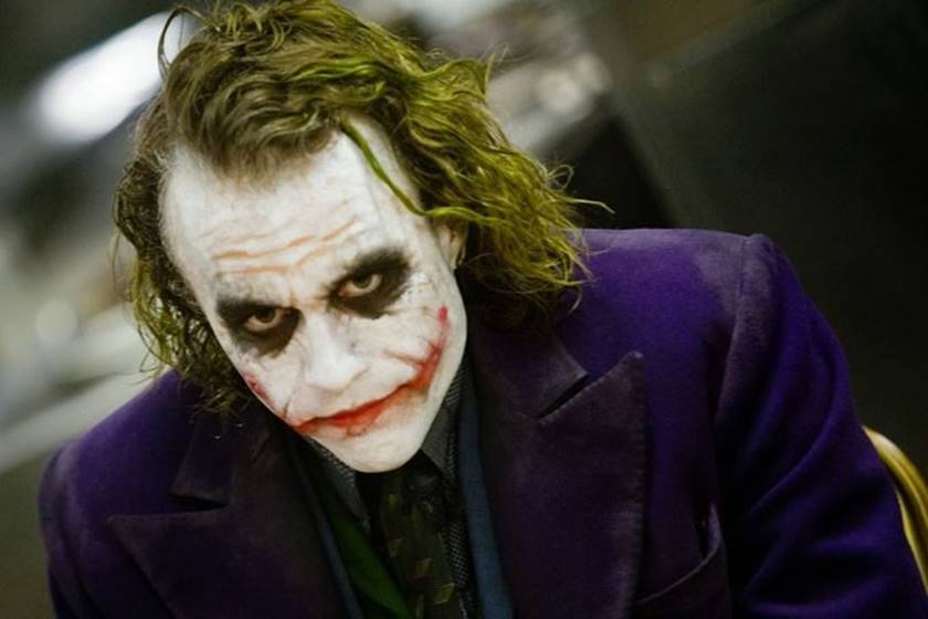 A história conta a origem do vilão mais conhecido e insano já enfrentado pelo Batman: o lendário Coringa, vivido por Joaquin Phoenix
