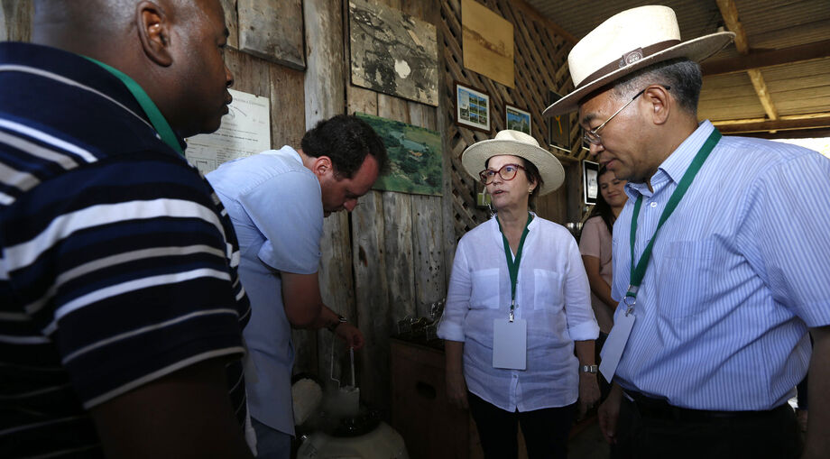 Ministra Tereza Cristina e delegações visitaram uma fazenda que desenvolve a agropecuária com ecoturismo