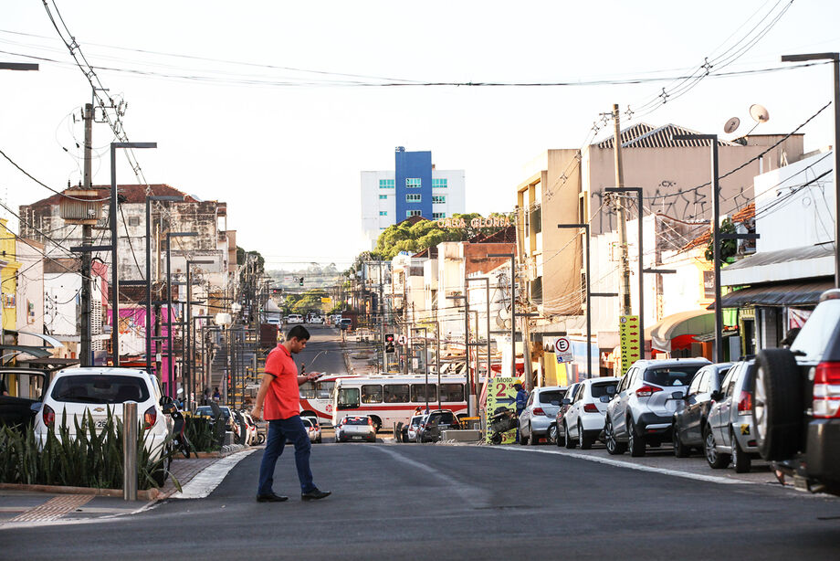 Atualmente, equipes da concessionária realizam a conexão das estruturas ao sistema elétrico da área central